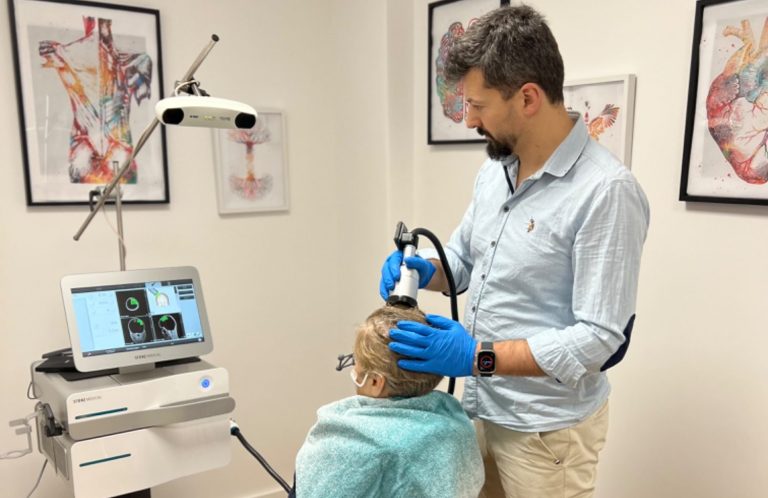 Transkranielle Pulsstimulation (TPS) Schonende, nicht-invasive Therapie zur Unterstützung kognitiver und motorischer Funktionen bei neurologischen Erkrankungen.